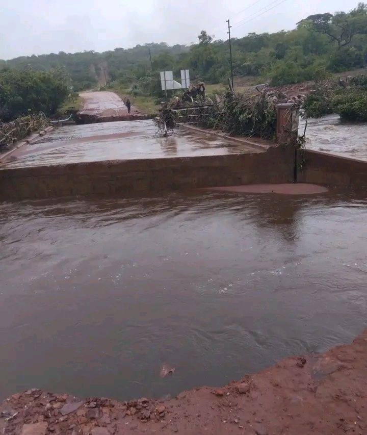 Bridge overflowed after heavy rains in Vhembe district. Authorities have warned residents not to attempt crossing flooded bridges.